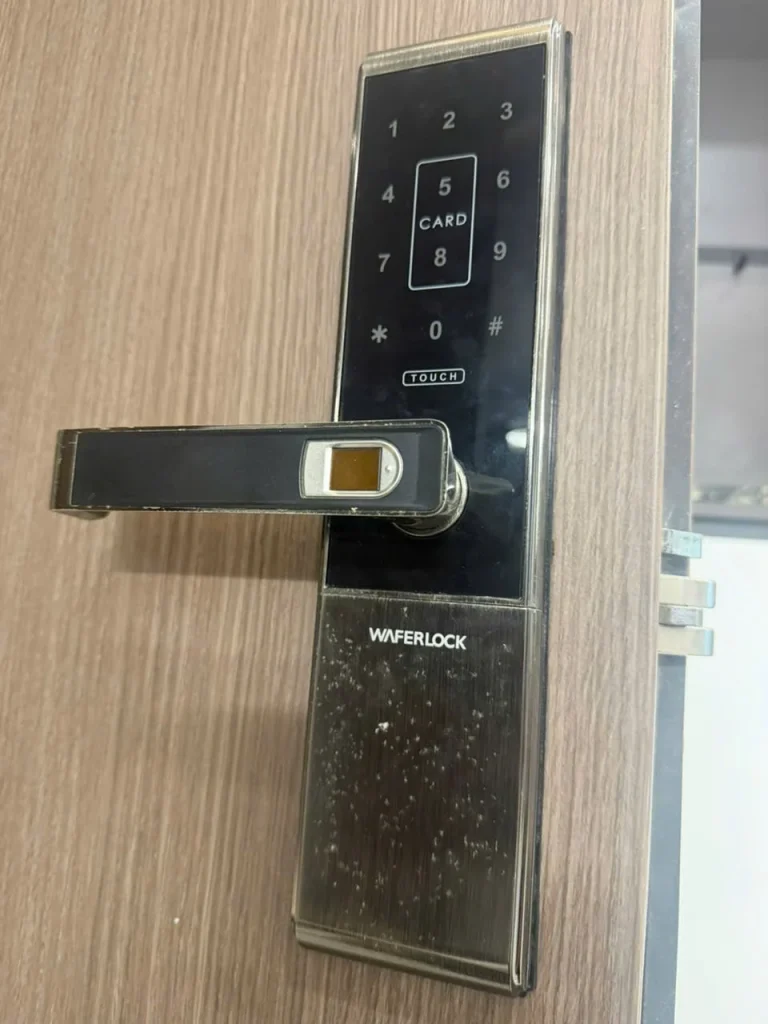 Khóa Waferlock có cảm biến vân tay trên tay nắm và bàn phím cảm ứng có vùng đọc thẻ