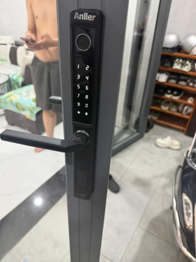 Khóa vân tay Anller trên cửa nhôm kính, cảm biến vân tay đặt phía trên bàn phím