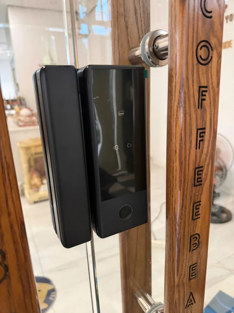 Khóa thông minh cho cửa kính cửa hàng, lắp sát mép kính