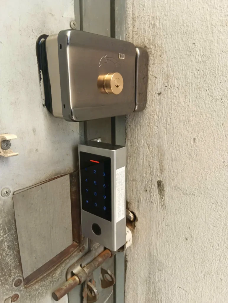 Khóa cổng và bàn phím đọc thẻ lắp trên cổng sắt cũ