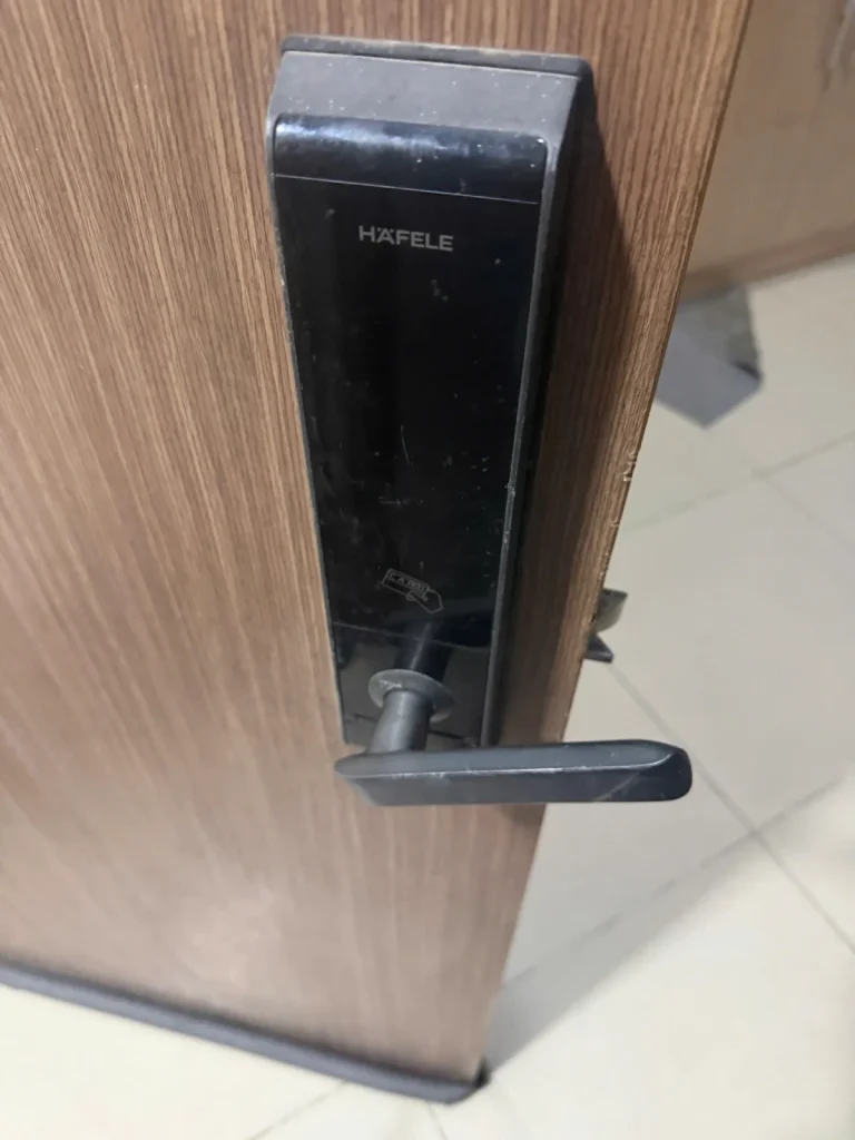 Khóa điện tử Hafele mặt đen trên cửa gỗ, nhìn nghiêng từ cạnh cửa