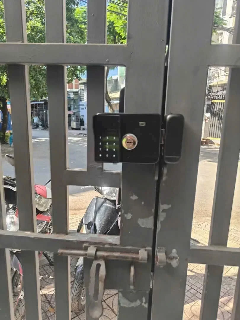 Khóa cổng mặt đen có bàn phím mã số trên cổng sắt hai cánh