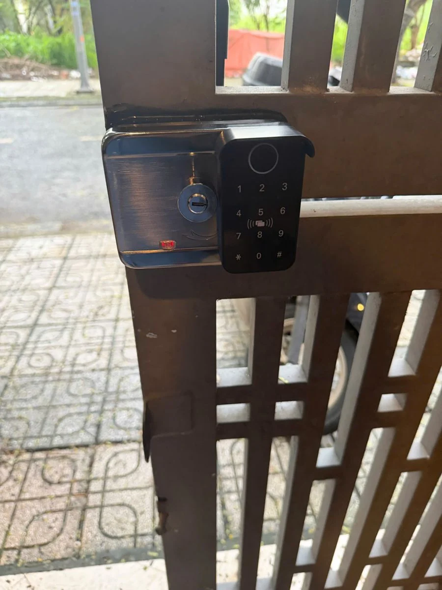 Khóa cổng vỏ inox có vân tay, bàn phím và thẻ từ trên cổng sắt