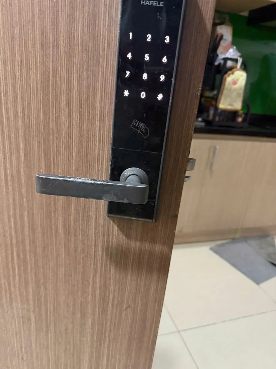 Khóa Hafele mặt đen có bàn phím và đầu đọc thẻ trên cửa căn hộ