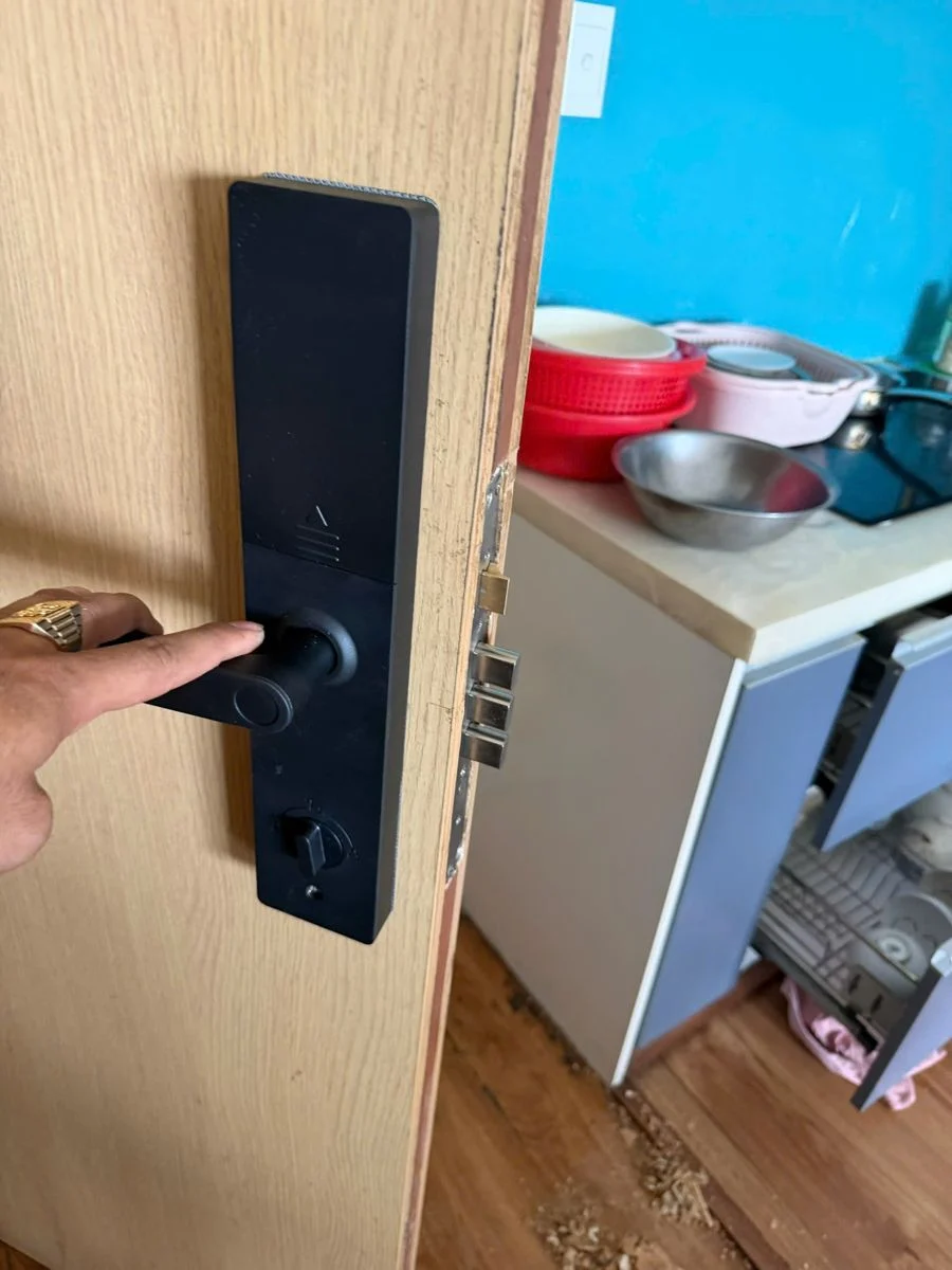 Mặt trong khóa điện tử với ba chốt thân khóa thò ra ở cạnh cửa