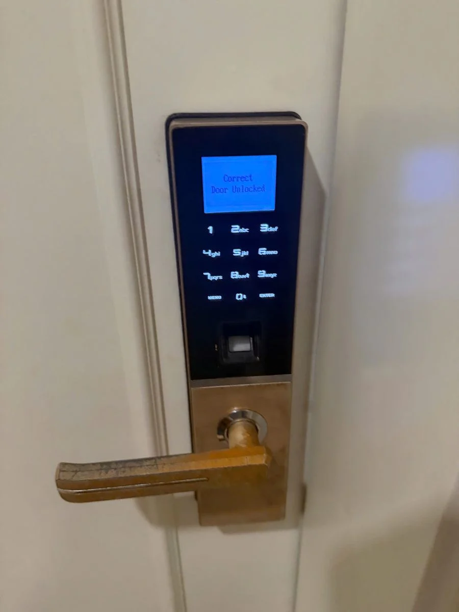 Màn hình khóa vân tay hiện thông báo Correct Door Unlocked